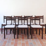 Lot de six chaises vintage en chêne massif teinté foncé avec assise en tissu clair à fines rayures, au design épuré et intemporel, présentées seules et en mise en situation.