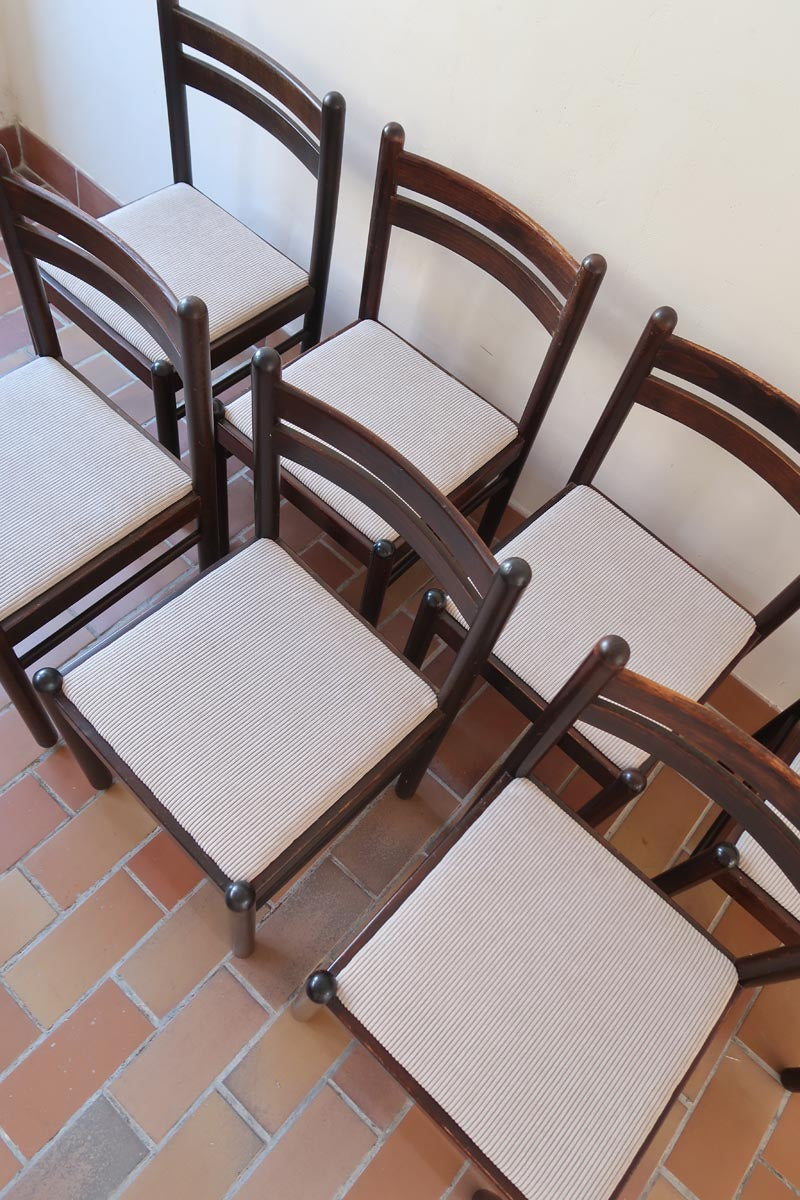 Lot de six chaises vintage en chêne massif teinté foncé avec assise en tissu clair à fines rayures, au design épuré et intemporel, présentées seules et en mise en situation.