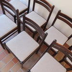 Lot de six chaises vintage en chêne massif teinté foncé avec assise en tissu clair à fines rayures, au design épuré et intemporel, présentées seules et en mise en situation.