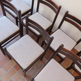 Lot de six chaises vintage en chêne massif teinté foncé avec assise en tissu clair à fines rayures, au design épuré et intemporel, présentées seules et en mise en situation.