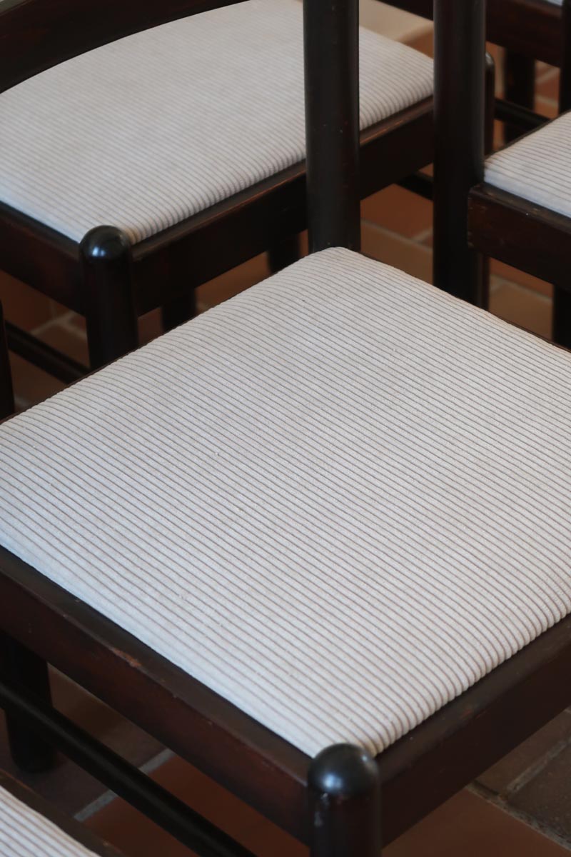 Lot de six chaises vintage en chêne massif teinté foncé avec assise en tissu clair à fines rayures, au design épuré et intemporel, présentées seules et en mise en situation.