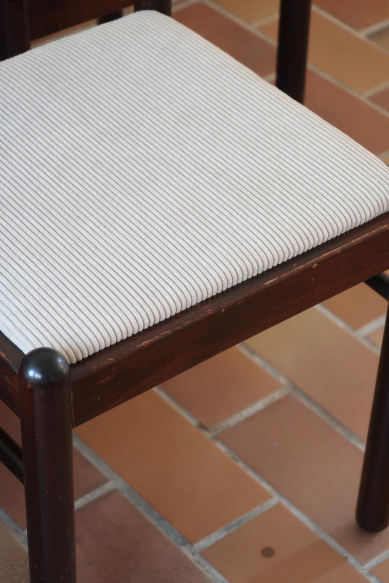 Lot de six chaises vintage en chêne massif teinté foncé avec assise en tissu clair à fines rayures, au design épuré et intemporel, présentées seules et en mise en situation.