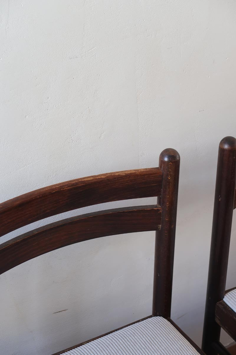 Lot de six chaises vintage en chêne massif teinté foncé avec assise en tissu clair à fines rayures, au design épuré et intemporel, présentées seules et en mise en situation.