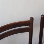 Lot de six chaises vintage en chêne massif teinté foncé avec assise en tissu clair à fines rayures, au design épuré et intemporel, présentées seules et en mise en situation.