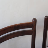 Lot de six chaises vintage en chêne massif teinté foncé avec assise en tissu clair à fines rayures, au design épuré et intemporel, présentées seules et en mise en situation.