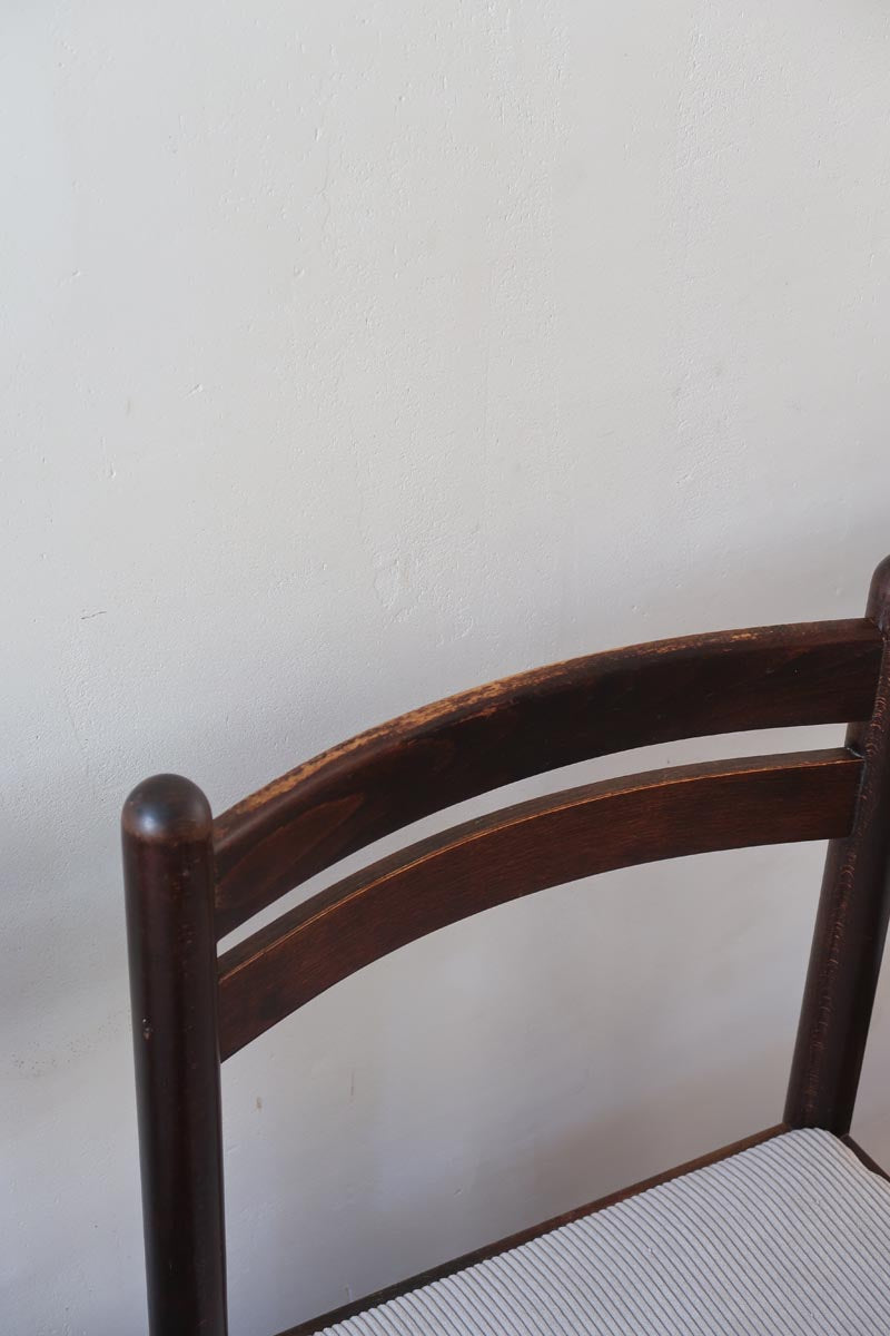 Lot de six chaises vintage en chêne massif teinté foncé avec assise en tissu clair à fines rayures, au design épuré et intemporel, présentées seules et en mise en situation.