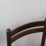 Lot de six chaises vintage en chêne massif teinté foncé avec assise en tissu clair à fines rayures, au design épuré et intemporel, présentées seules et en mise en situation.