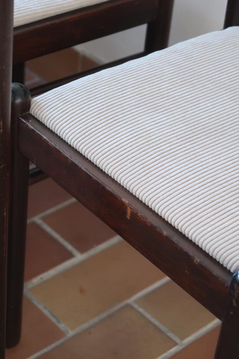 Lot de six chaises vintage en chêne massif teinté foncé avec assise en tissu clair à fines rayures, au design épuré et intemporel, présentées seules et en mise en situation.