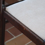 Lot de six chaises vintage en chêne massif teinté foncé avec assise en tissu clair à fines rayures, au design épuré et intemporel, présentées seules et en mise en situation.