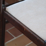 Lot de six chaises vintage en chêne massif teinté foncé avec assise en tissu clair à fines rayures, au design épuré et intemporel, présentées seules et en mise en situation.