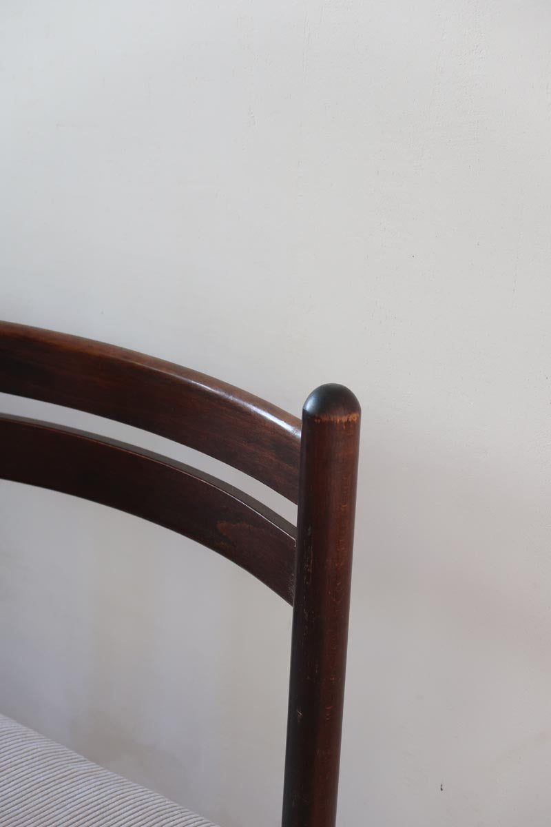 Lot de six chaises vintage en chêne massif teinté foncé avec assise en tissu clair à fines rayures, au design épuré et intemporel, présentées seules et en mise en situation.