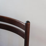 Lot de six chaises vintage en chêne massif teinté foncé avec assise en tissu clair à fines rayures, au design épuré et intemporel, présentées seules et en mise en situation.