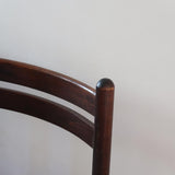 Lot de six chaises vintage en chêne massif teinté foncé avec assise en tissu clair à fines rayures, au design épuré et intemporel, présentées seules et en mise en situation.