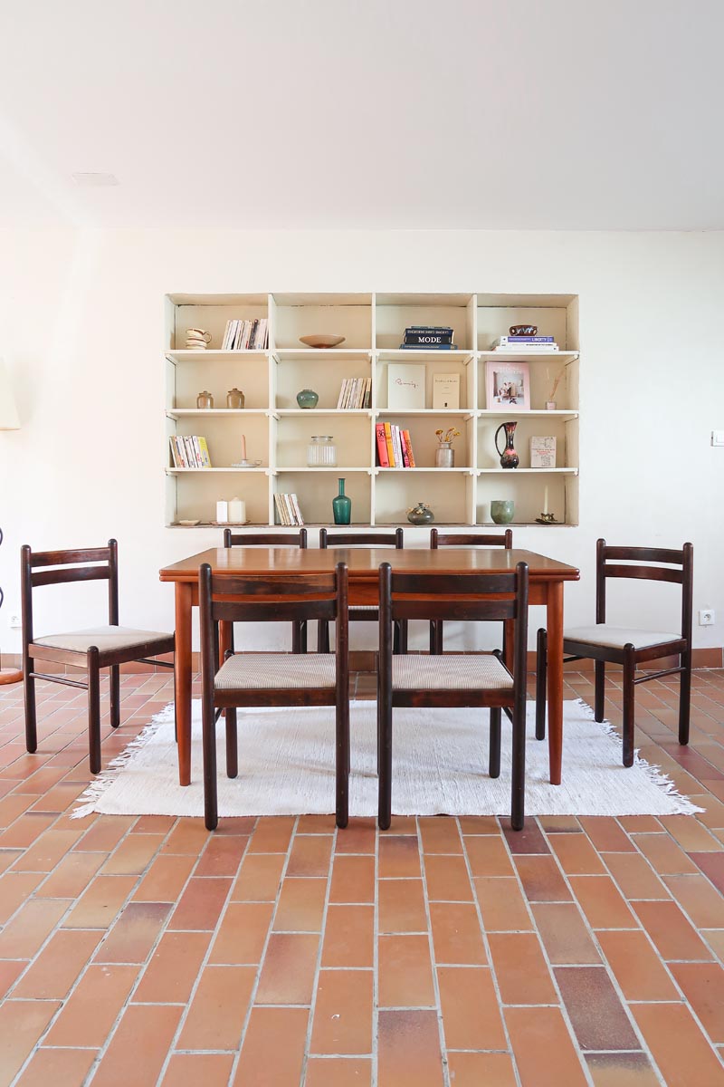 Lot de six chaises vintage en chêne massif teinté foncé avec assise en tissu clair à fines rayures, au design épuré et intemporel, présentées seules et en mise en situation.