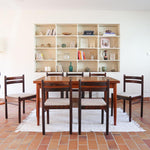 Lot de six chaises vintage en chêne massif teinté foncé avec assise en tissu clair à fines rayures, au design épuré et intemporel, présentées seules et en mise en situation.