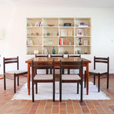 Lot de six chaises vintage en chêne massif teinté foncé avec assise en tissu clair à fines rayures, au design épuré et intemporel, présentées seules et en mise en situation.