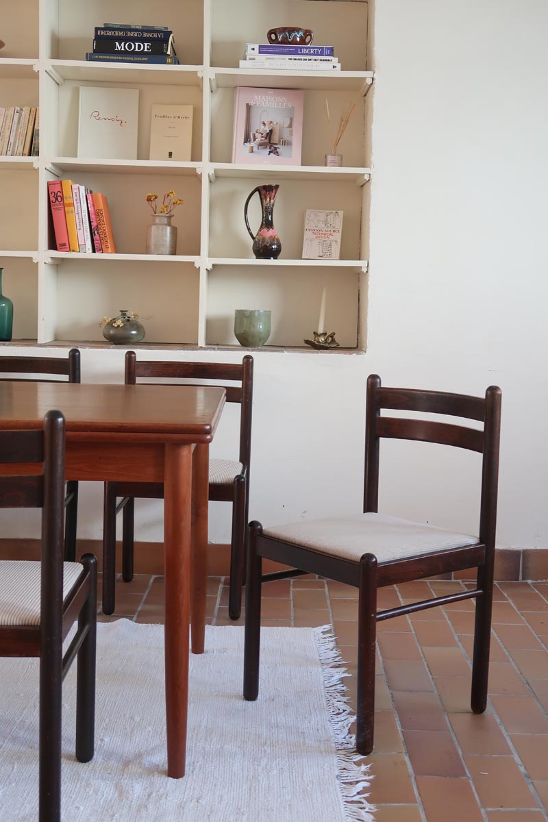 Lot de six chaises vintage en chêne massif teinté foncé avec assise en tissu clair à fines rayures, au design épuré et intemporel, présentées seules et en mise en situation.