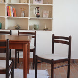 Lot de six chaises vintage en chêne massif teinté foncé avec assise en tissu clair à fines rayures, au design épuré et intemporel, présentées seules et en mise en situation.