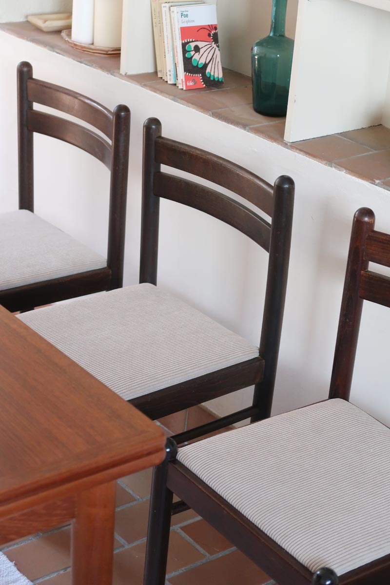 Lot de six chaises vintage en chêne massif teinté foncé avec assise en tissu clair à fines rayures, au design épuré et intemporel, présentées seules et en mise en situation.