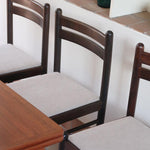 Lot de six chaises vintage en chêne massif teinté foncé avec assise en tissu clair à fines rayures, au design épuré et intemporel, présentées seules et en mise en situation.