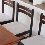 Lot de six chaises vintage en chêne massif teinté foncé avec assise en tissu clair à fines rayures, au design épuré et intemporel, présentées seules et en mise en situation.