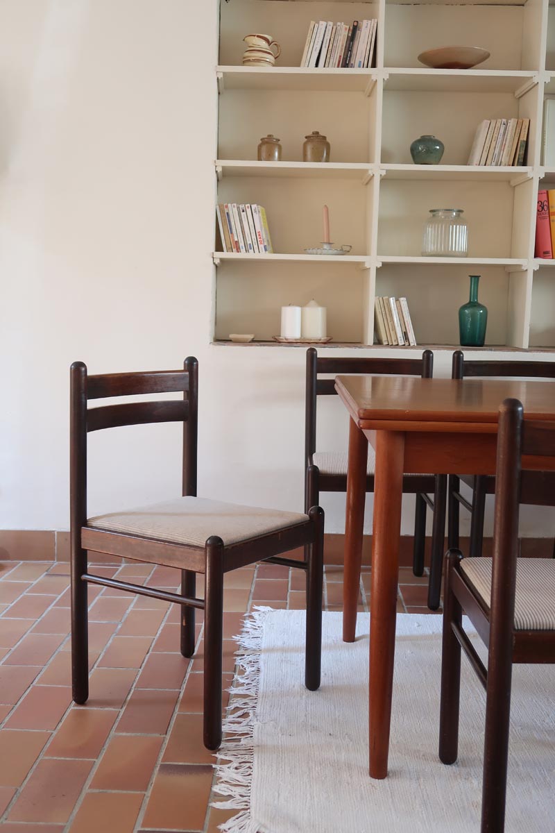 Lot de six chaises vintage en chêne massif teinté foncé avec assise en tissu clair à fines rayures, au design épuré et intemporel, présentées seules et en mise en situation.