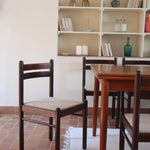 Lot de six chaises vintage en chêne massif teinté foncé avec assise en tissu clair à fines rayures, au design épuré et intemporel, présentées seules et en mise en situation.