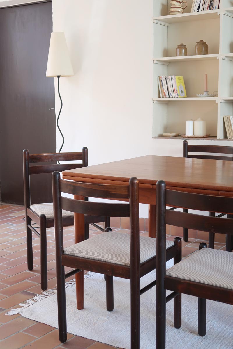 Lot de six chaises vintage en chêne massif teinté foncé avec assise en tissu clair à fines rayures, au design épuré et intemporel, présentées seules et en mise en situation.