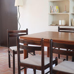 Lot de six chaises vintage en chêne massif teinté foncé avec assise en tissu clair à fines rayures, au design épuré et intemporel, présentées seules et en mise en situation.