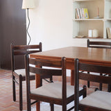 Lot de six chaises vintage en chêne massif teinté foncé avec assise en tissu clair à fines rayures, au design épuré et intemporel, présentées seules et en mise en situation.