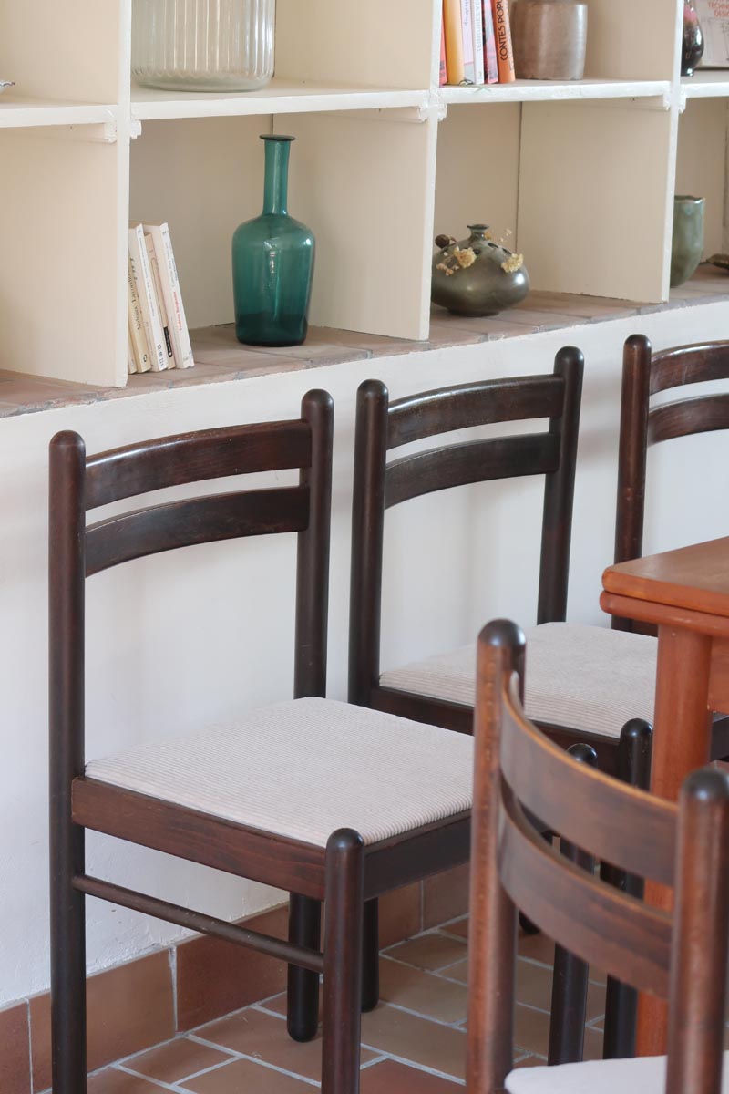 Lot de six chaises vintage en chêne massif teinté foncé avec assise en tissu clair à fines rayures, au design épuré et intemporel, présentées seules et en mise en situation.