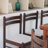 Lot de six chaises vintage en chêne massif teinté foncé avec assise en tissu clair à fines rayures, au design épuré et intemporel, présentées seules et en mise en situation.