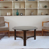 Table basse ronde en rotin et verre fumé — années 70