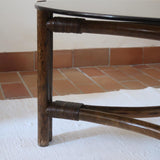 Table basse ronde en rotin et verre fumé — années 70