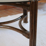 Table basse ronde en rotin et verre fumé — années 70