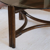 Table basse ronde en rotin et verre fumé — années 70