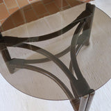 Table basse ronde en rotin et verre fumé — années 70