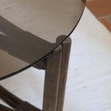 Table basse ronde en rotin et verre fumé — années 70