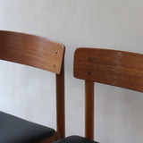Paire de chaises scandinaves en bois et skaï noir — années 60