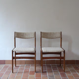 Paire de chaises scandinaves en teck et tissu beige — années 60