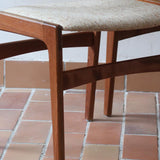 Paire de chaises scandinaves en teck et tissu beige — années 60