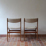 Paire de chaises scandinaves en teck et tissu beige — années 60