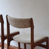 Paire de chaises scandinaves en teck et tissu beige — années 60