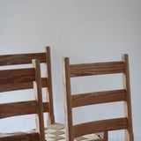 Série de 4 chaises rustiques en bois et assise paillée — années 60