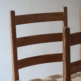 Série de 4 chaises rustiques en bois et assise paillée — années 60