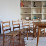 Série de 4 chaises rustiques en bois et assise paillée — années 60