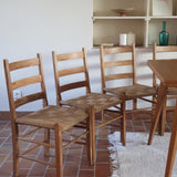 Série de 4 chaises rustiques en bois et assise paillée — années 60