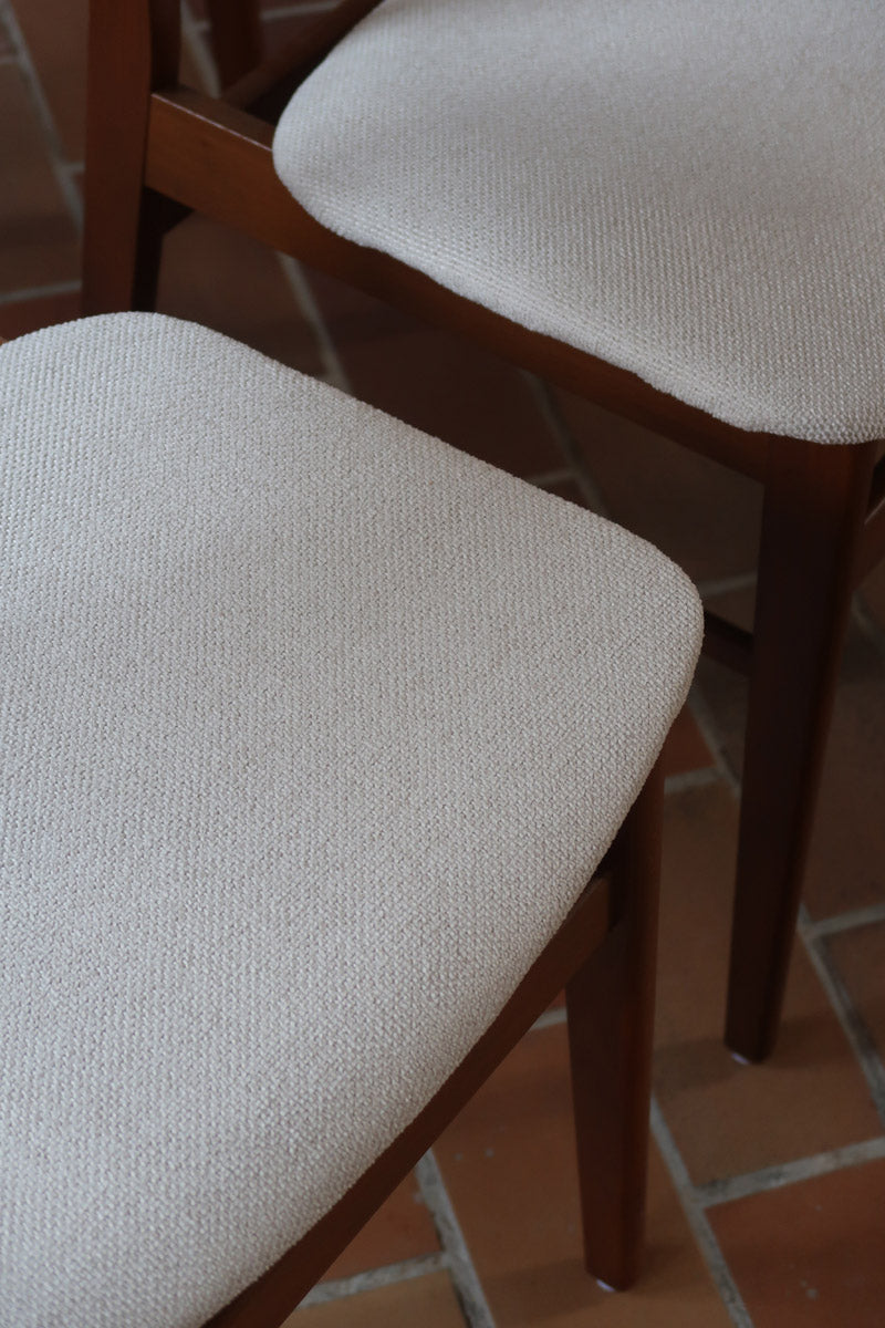 Quatre chaises SAX fabriquées au Danemark, structure en teck massif avec assises retapissées, design danois des années 1960.