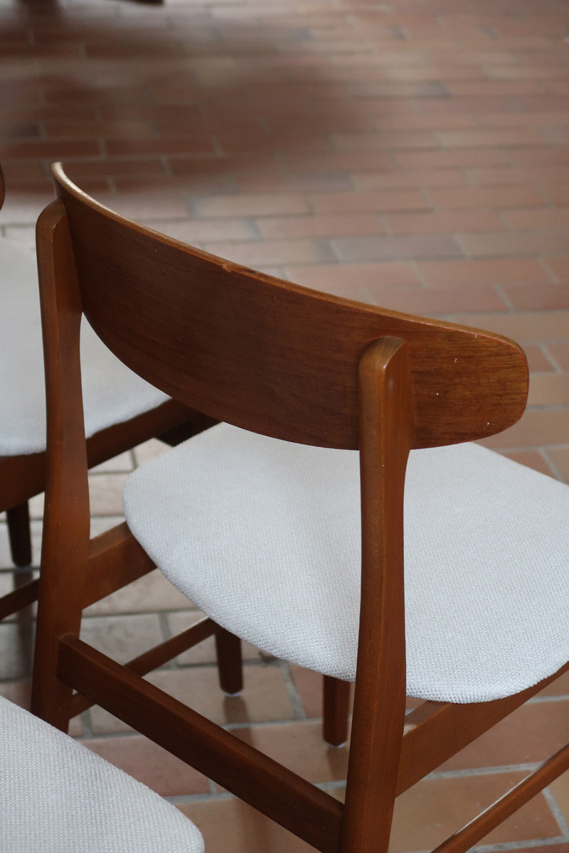 Quatre chaises SAX fabriquées au Danemark, structure en teck massif avec assises retapissées, design danois des années 1960.