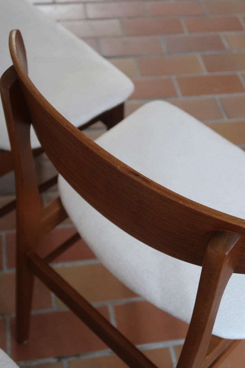 Quatre chaises SAX fabriquées au Danemark, structure en teck massif avec assises retapissées, design danois des années 1960.